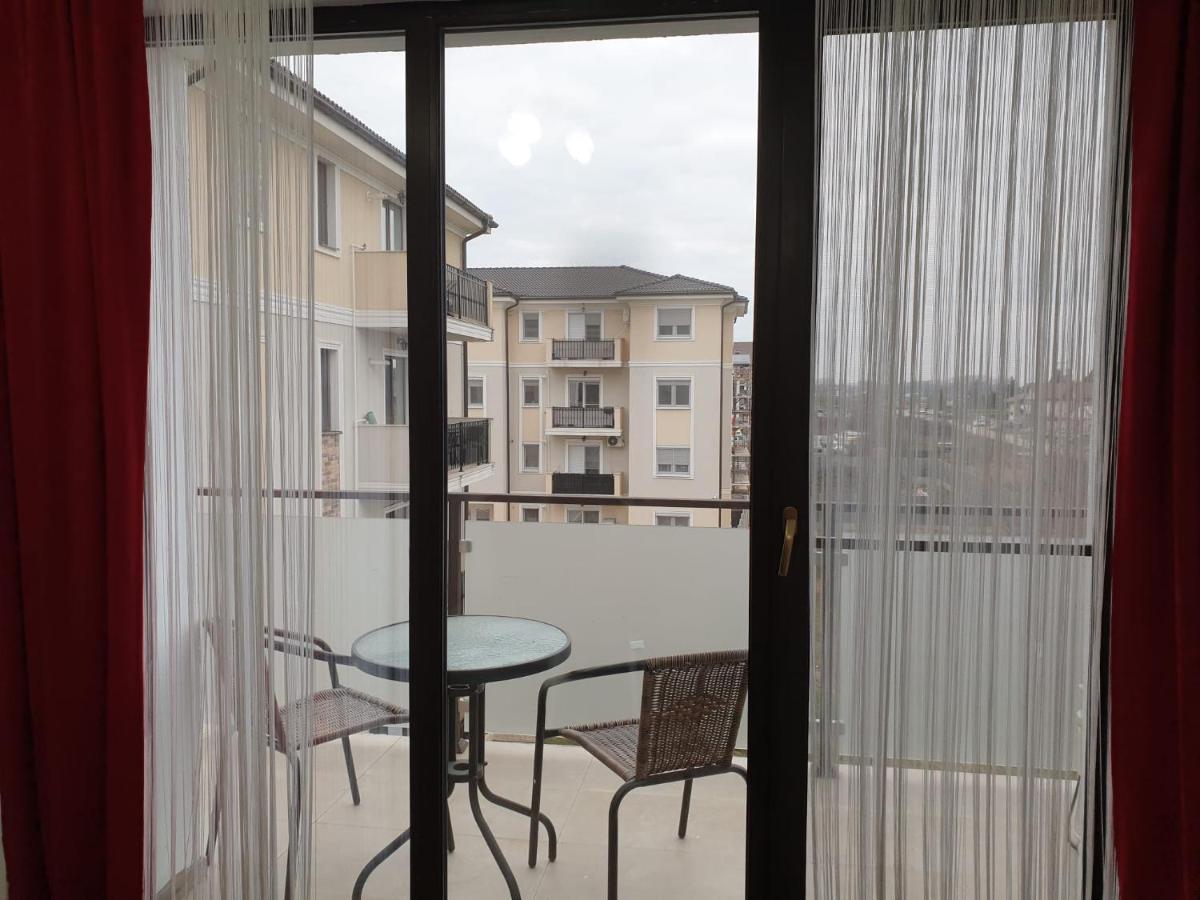 Apartament Adriana Apartment Giroc Екстериор снимка